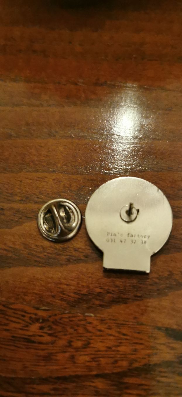 Placchette & Badge: Pin Sonntags Zeitung  – Usato da Genève venduto da vins50 1