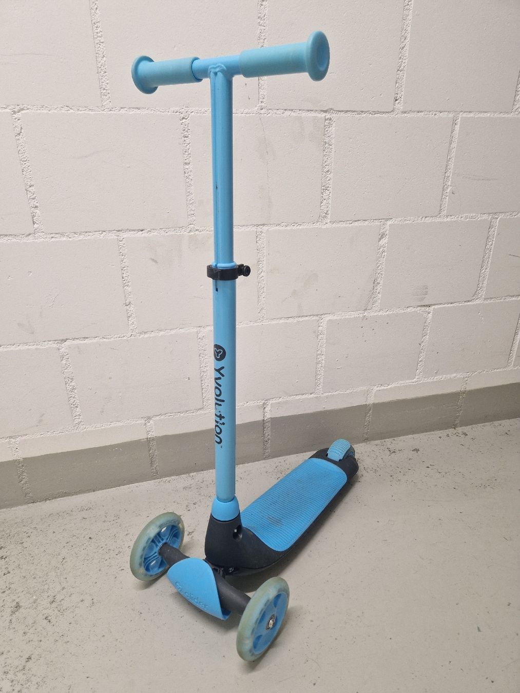 Kickboard: Kinderroller Yvolution hellblau drei Räder gebraucht – D'occasion à Möhlin par Droplet