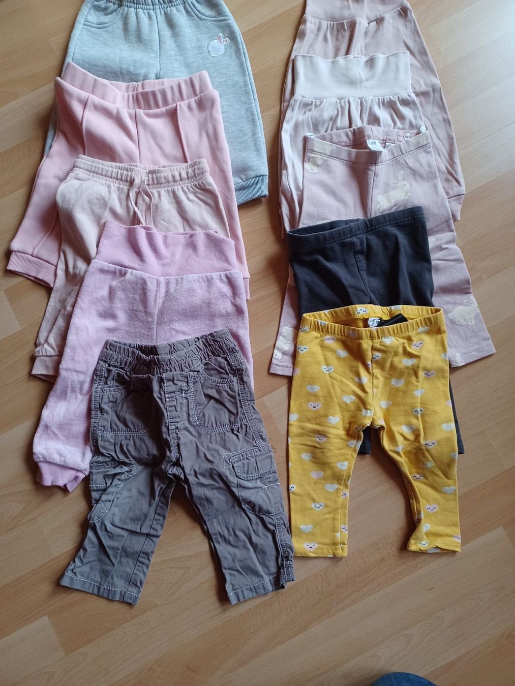 Lotti & Set di vestiti: 39 teiliges Mädchen Kleiderpaket 74 – Usato da Matt venduto da Remonso 2