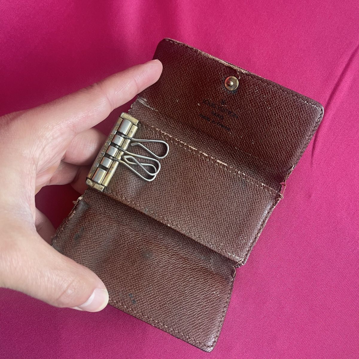 Louis Vuitton Portafogli: Vintage Louis Vuitton brown monogram key holder wallet – Usato da Genève venduto da FoundTears 2