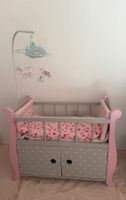 Puppenbett mit Mobile und Stauraum - guter Zustand