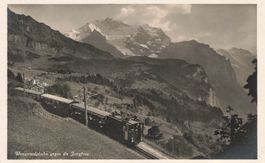 Wengen (BE) Wengernalpbahn gegen die Jungfrau bahn