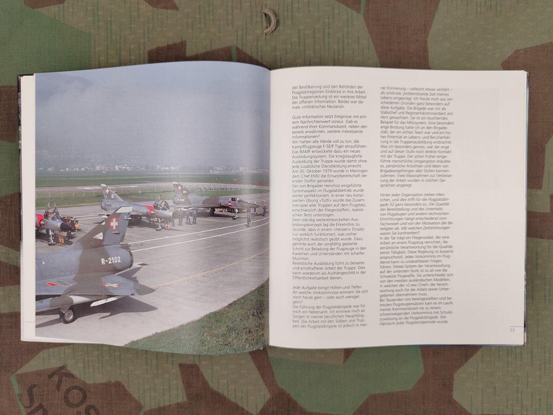 Schweizer Armee Uniformi: Buch, 25 Jahre Flugplatzbrigade 32 – Usato da Bauma venduto da SwissMilitaria 4
