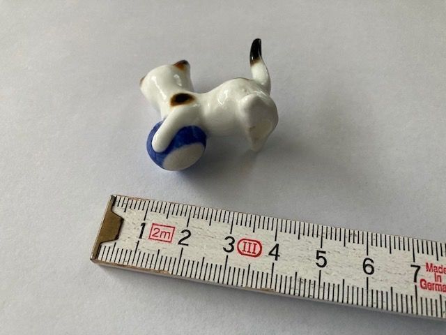 Statuette: Katzenfigur weiss mit blauem Ball, Katze – Usato da Pfäffikon ZH venduto da GZHDZV 3