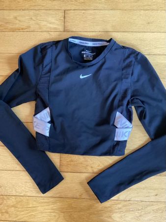 Nike AeroAdapt Langarm Crop Top schwarz, Damen Gr. XS