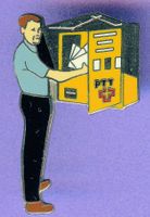 PTT   Pöstler leert Briefkasten