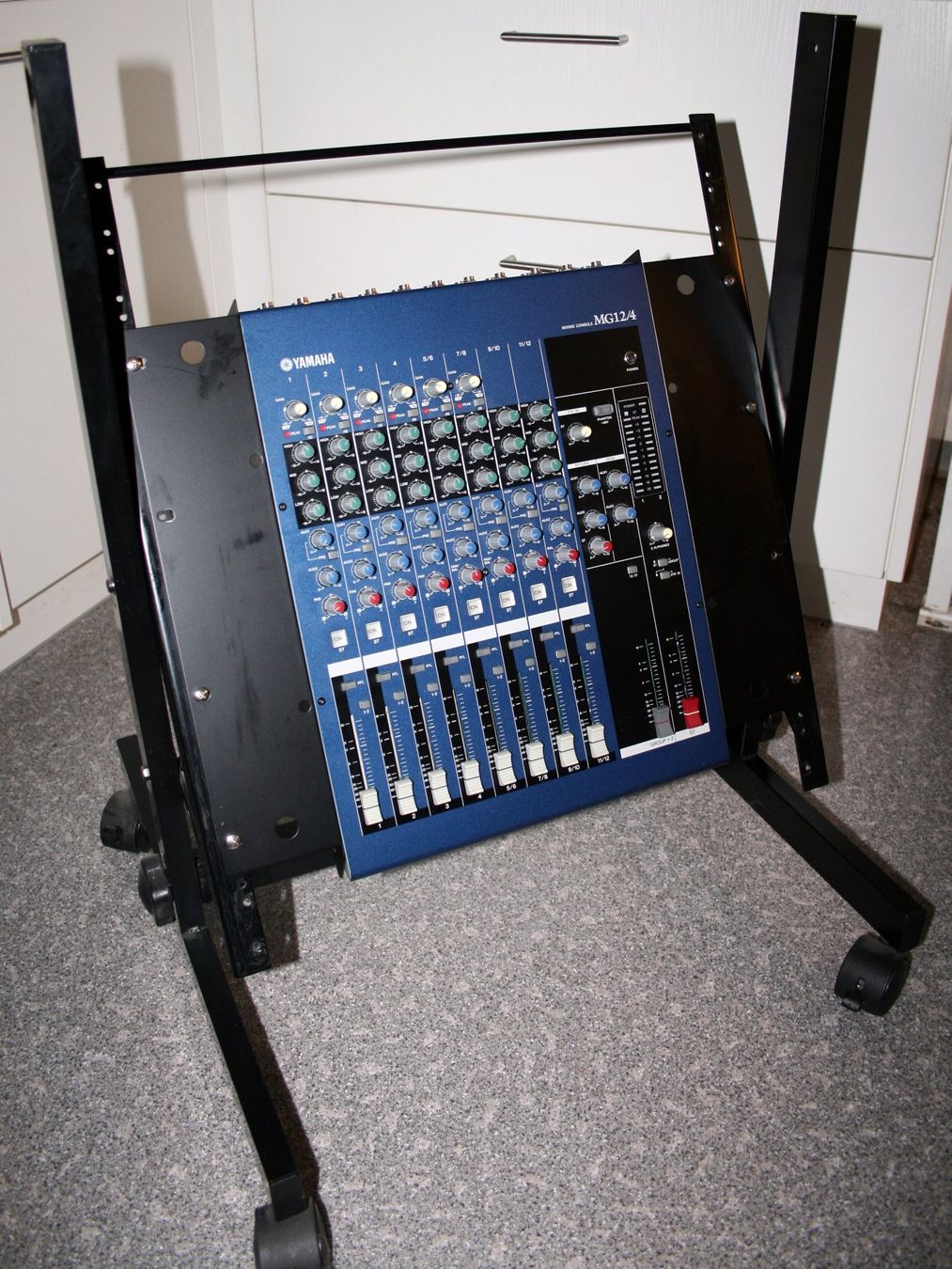 Yamaha Console di mixaggio: Yamaha MG 12/4 mit Roll-Rack – Usato da Münchenbuchsee venduto da Chaoo
