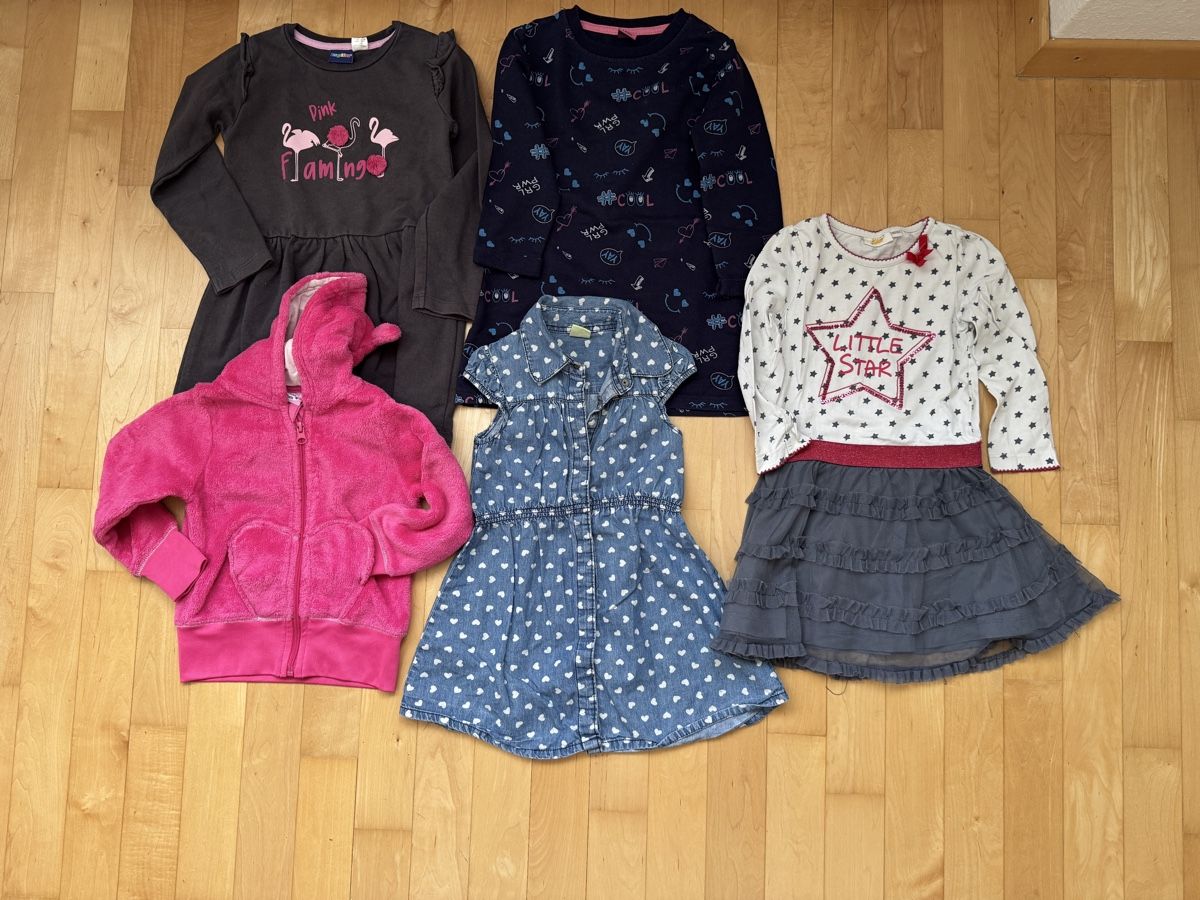Lotti & Set di vestiti: Mädchen Kleider Paket 98-104 - 40 st – Usato da Möhlin venduto da tiio 5