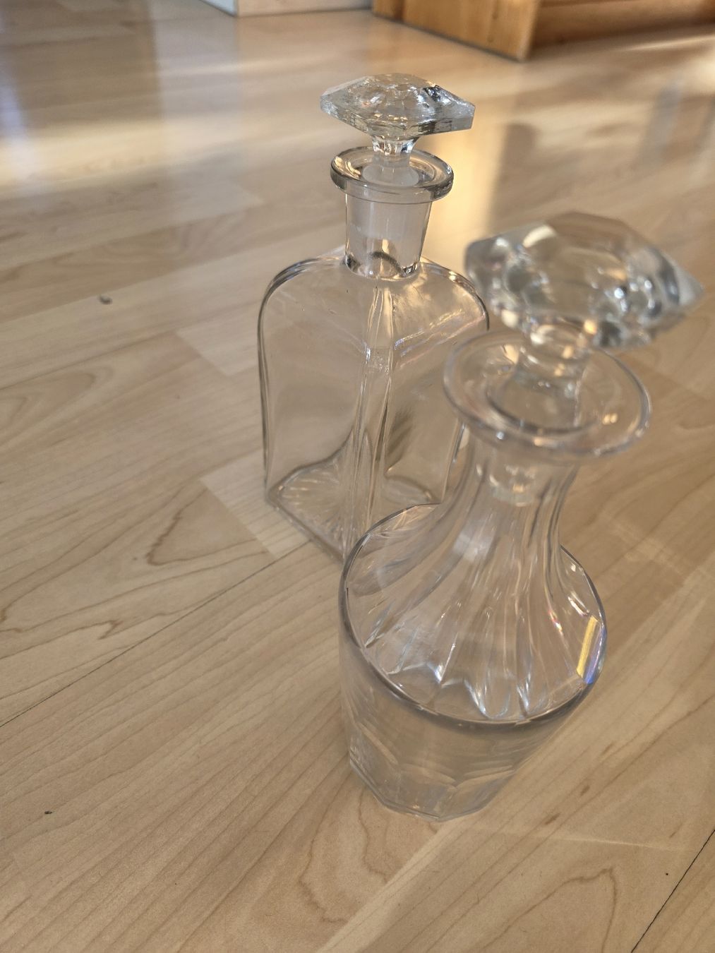 Caraffe: 2 antike Glasflaschen, Karaffen, mit Glasstöpsel – Usato da Suhr venduto da andreas_2008 2
