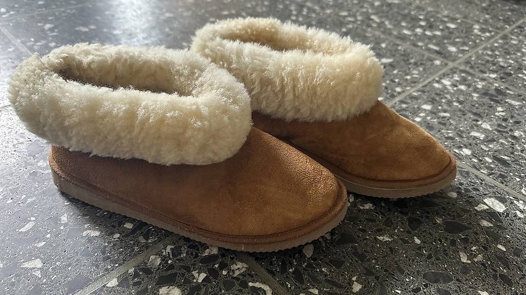 Herrenschuhe: Neue Lammfell Hausschuhe 36 – Gebraucht aus Gockhausen von enanaa