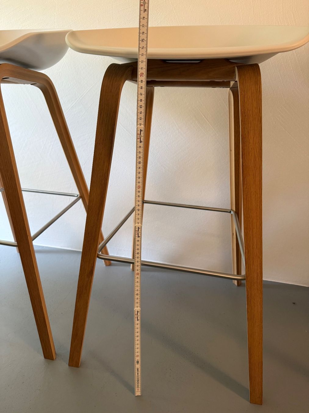 Hay Tabourets: 2x HAY About A Stool AAS 32 Barhocker weiss Eiche Edelstahl – D'occasion à Worb par rushfunk 6