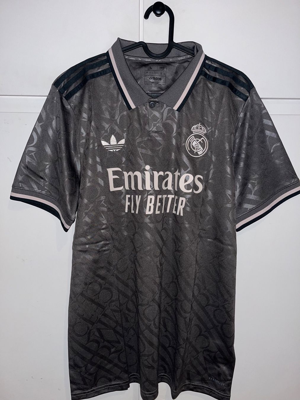 Real Madrid Canottiere & Pantaloni: Original Real Madrid Dritt Trikot 24/25 – Nuovo e nell'imballaggio originale da Dällikon venduto da Gia_7d57