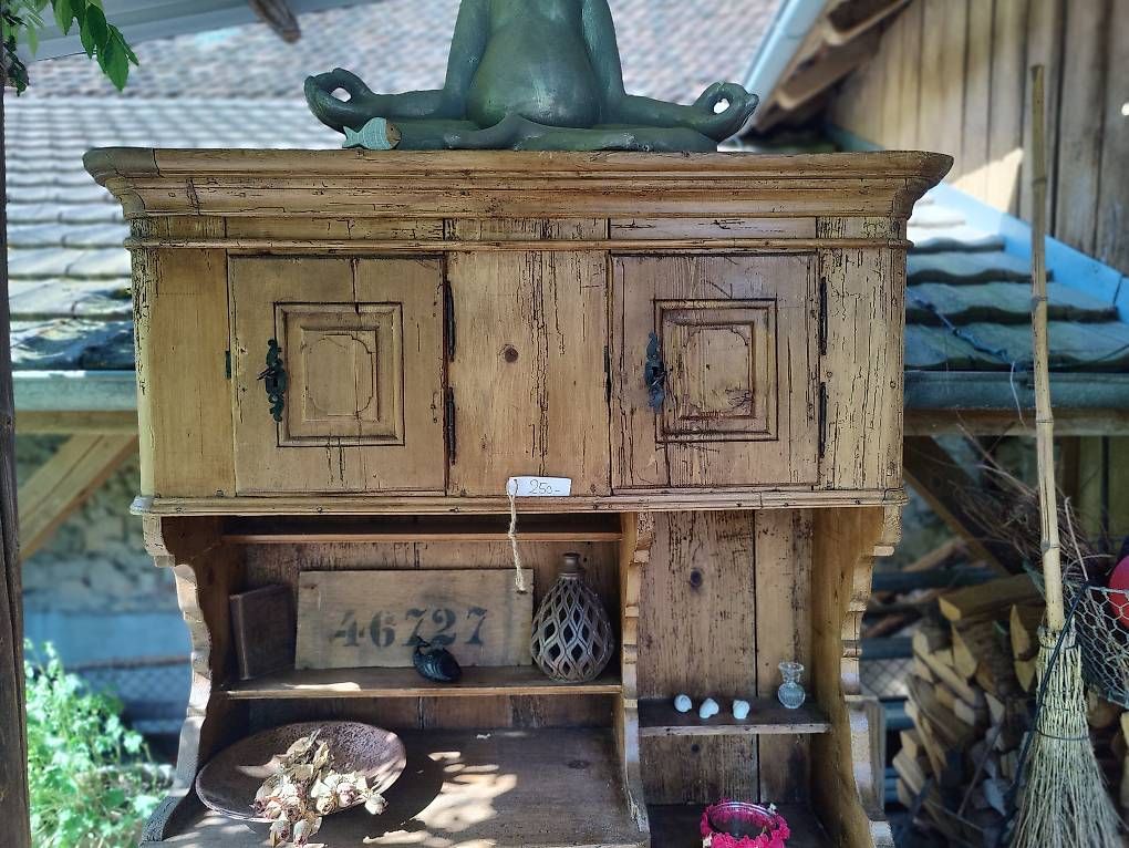 Büffets: Wunderschönes altes Tannenholzbuffet – Gebraucht aus Basel von Metallier 2
