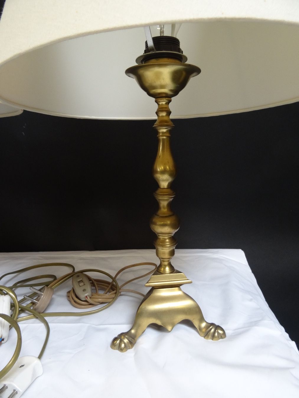 Lampade: 2 LAMPEN MIT MESSINGFUSS – Usato da Brügg BE venduto da fundus2 2