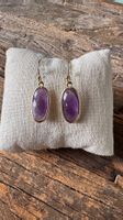 Vergoldete Ohrhänger mit funkelnden Amethyst-Tropfen