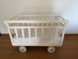 Lit ancien à roulettes, parfait pour bébé à proximité !