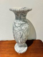 Schöne Marmorvase, weiss-grau, zeitloses Design