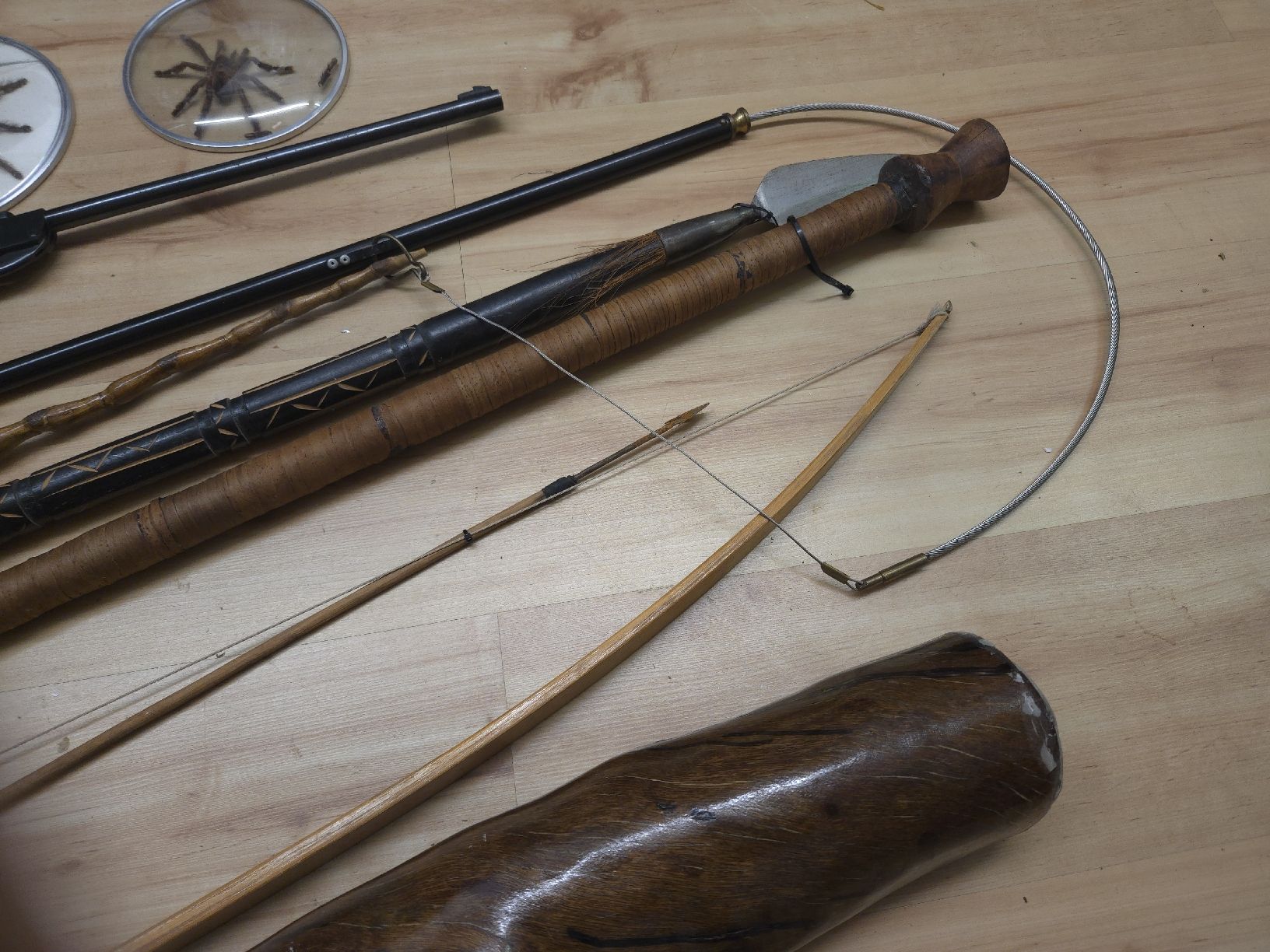 Tiro con l'arco: Exotische Sammlung: Speer, Bogen, Pfeil, Luftgewehr, Pfeife. – Usato da Oberglatt ZH venduto da albarpitsch 7