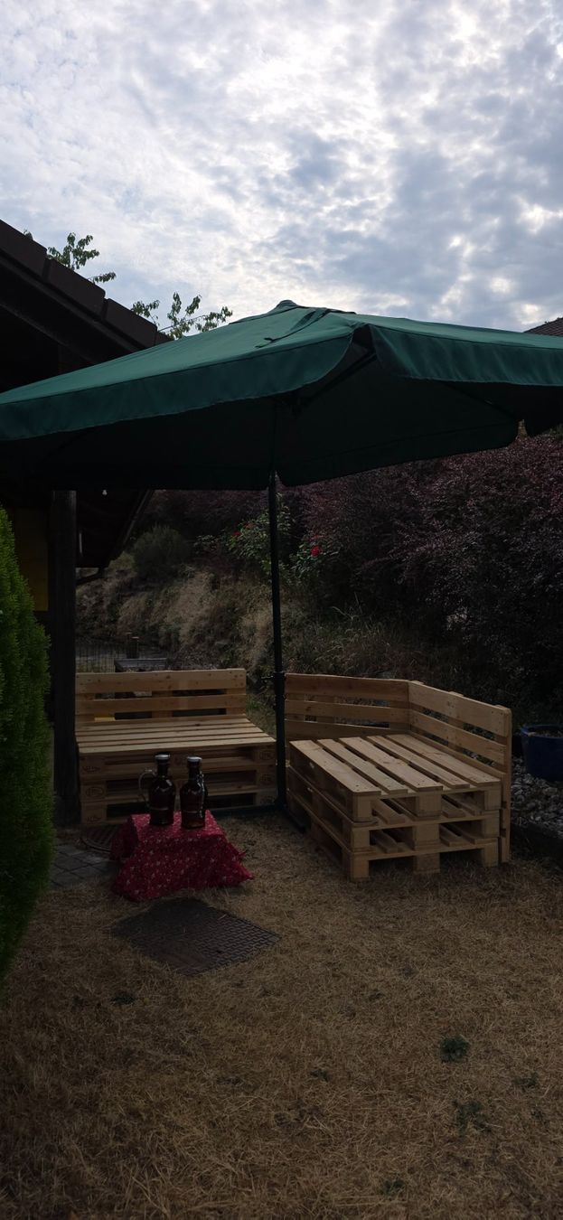 Palettes: Sitzlounge mit Ampelschirm und Tischli mit 2 Biergefässen – D'occasion à Aarburg par ebbe_im_portemonnaie 2