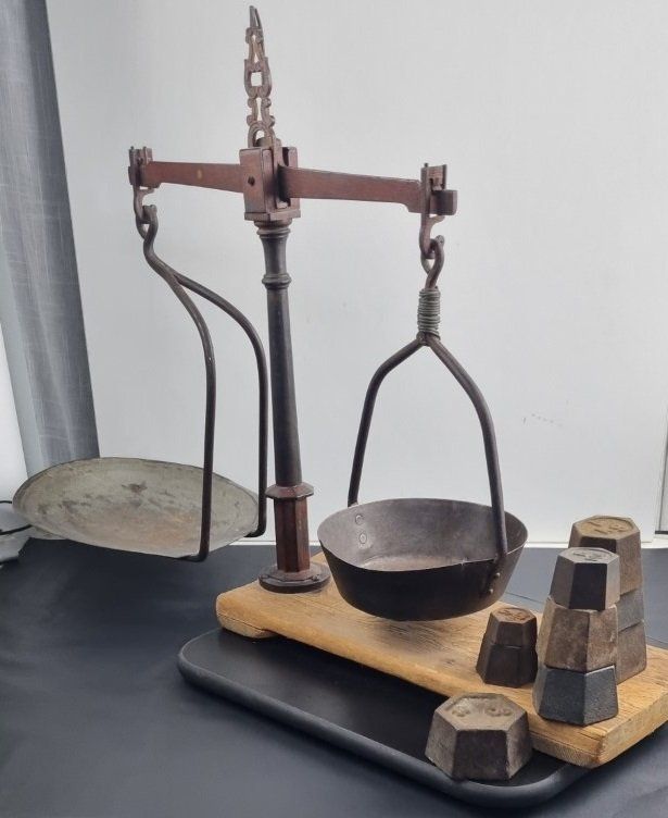 Waagen und Gewichte: Alte Marktwaage mit Gewichten antik Waage – Gebraucht aus Flums von Flumsantik 4