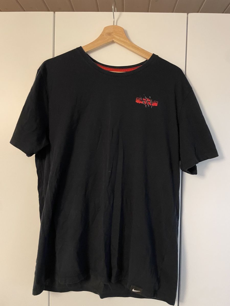 Nike T-shirts: NIKE t-shirt L – D'occasion à Fahrwangen par jus_5lz7