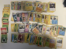 Pokémon Karten ca. 400 Stück + Metallbox – ab CHF 1.–