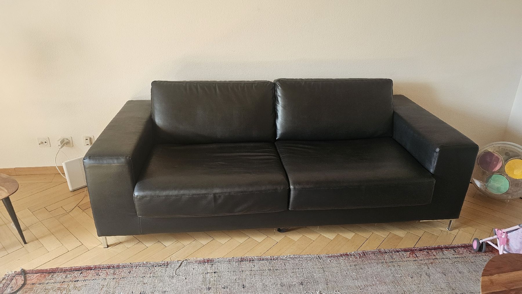 Sofas: Schlafsofa aus Kunstleder schwarz mit Bettfunktion – Gebraucht aus Zürich von Swaussie23