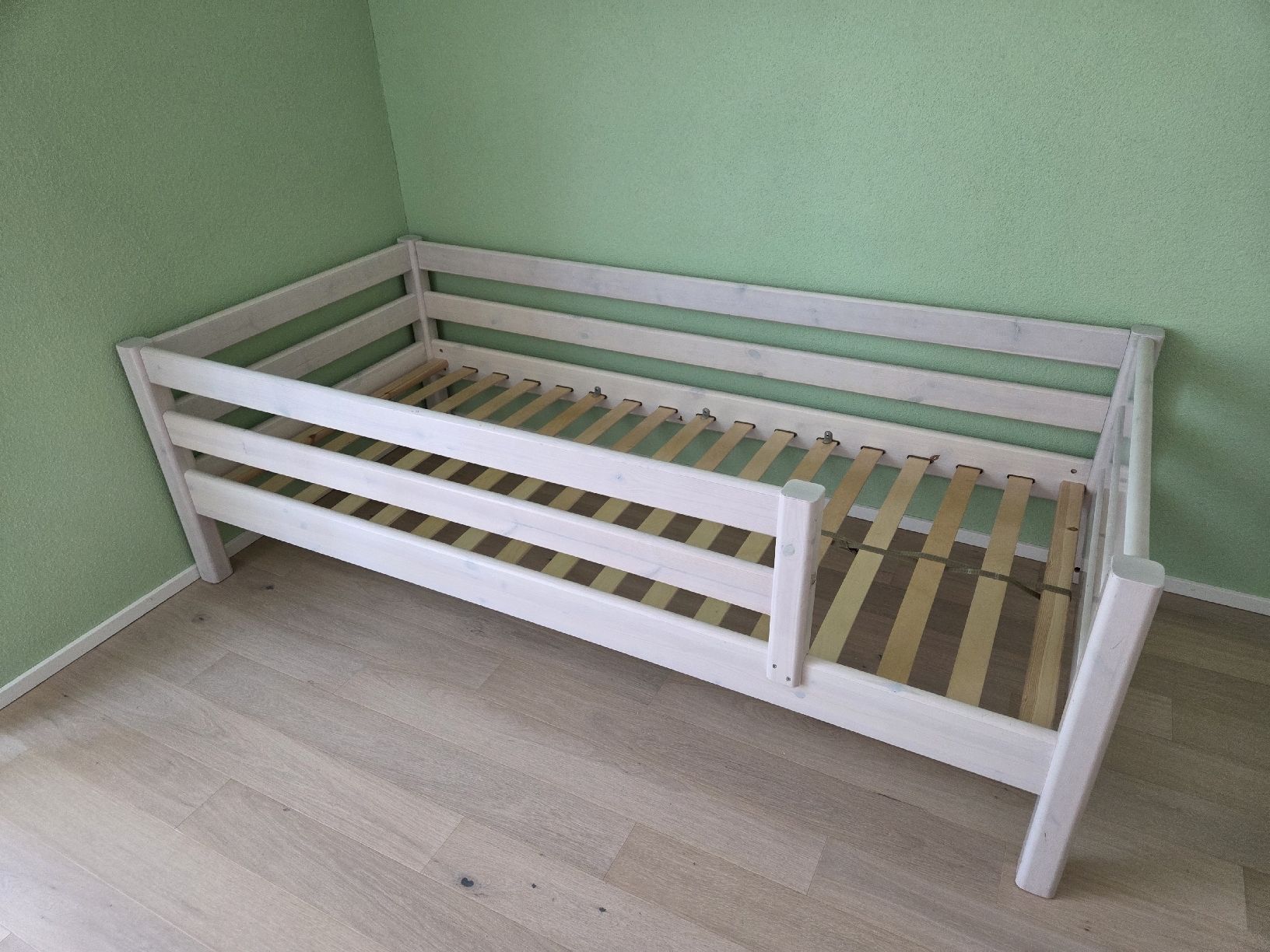 Lits: Kinderbett Flexa Holz weiss mit Rausfallschutz, gebraucht – D'occasion à Hinwil par Jessica13