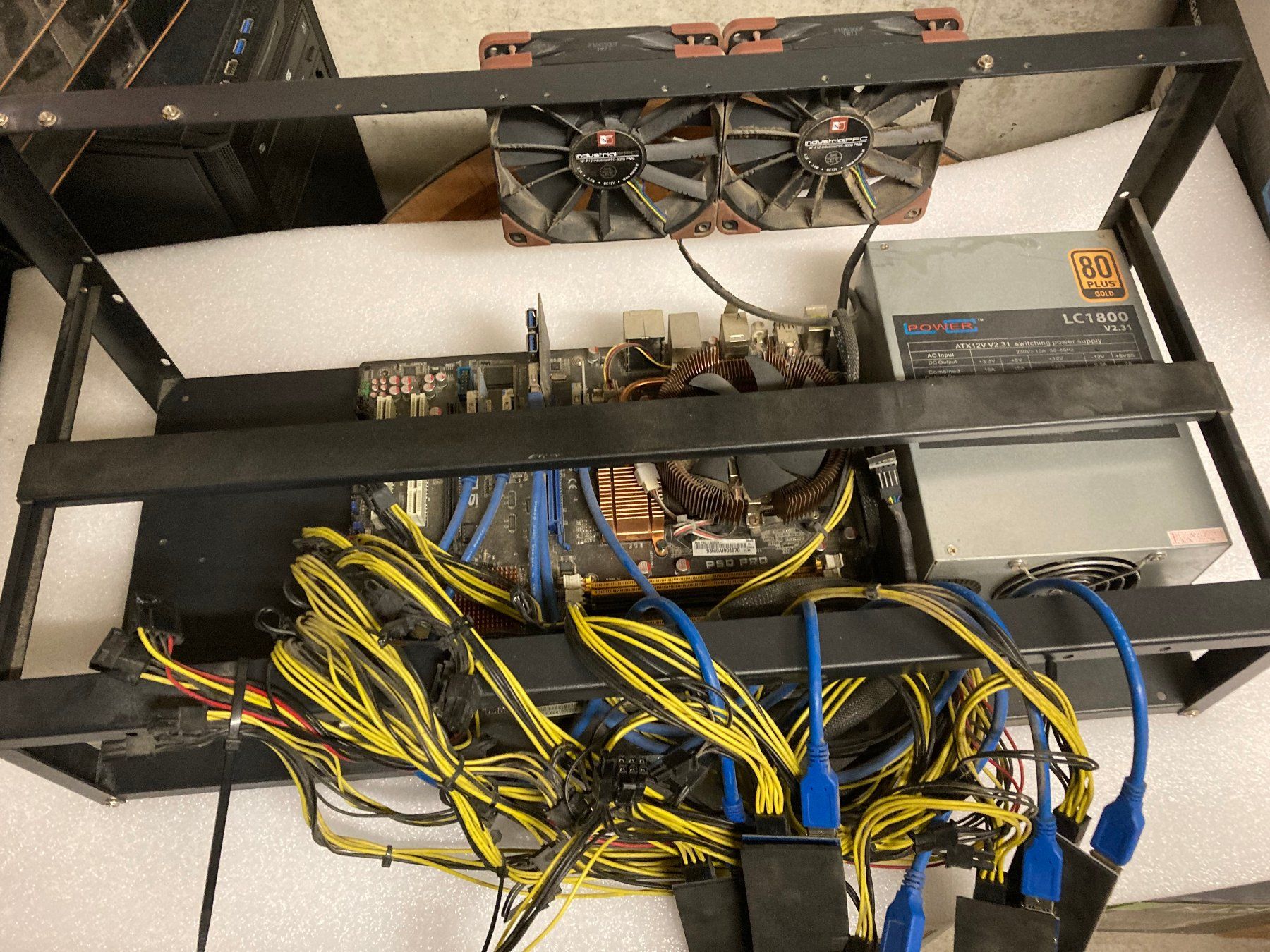 Coin Miner: Mining Rig mit 1800W Netzteil und Mainboard, CPU, Riser – Gebraucht aus Wettingen von Schabernack_sam