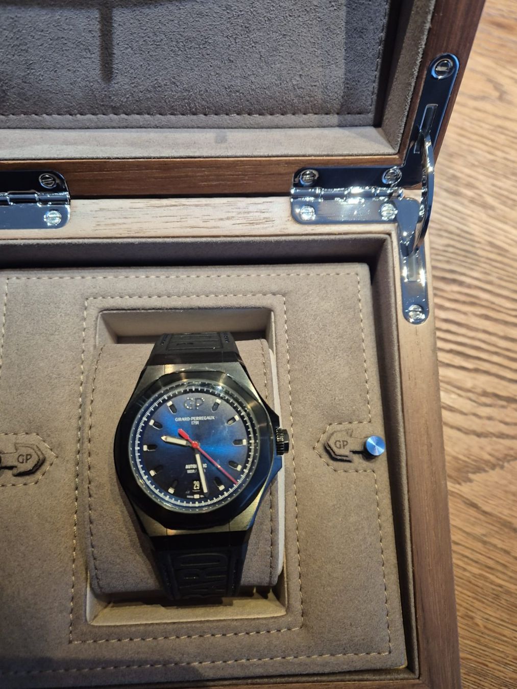 Girard-Perregaux Uhren: Uhr Girard-Perregaux Laureato Absolute – Gebraucht aus Kloten von viokul