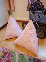 Zwei Dreieck Kissen für Kinderzimmer Rosa
