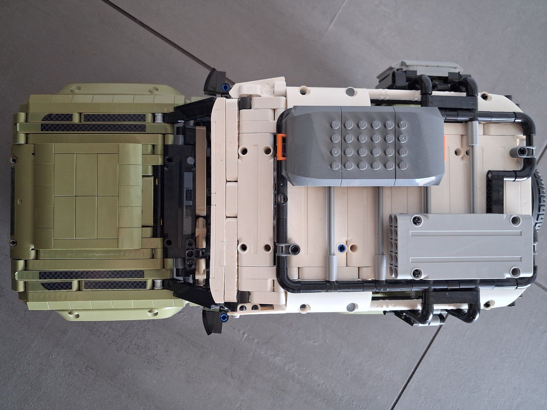 Lego Kit di costruzioni: LEGO Land Rover Defender 42110 – Usato da Thierrens venduto da Tbox 2