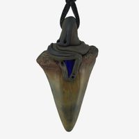Mako Haifischzahn fossiliert mit eingefasstem Lapislazuli