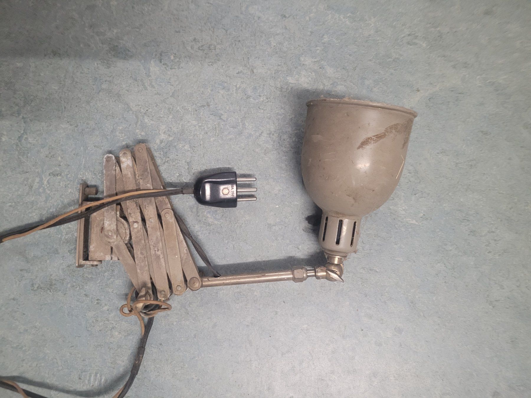 Lampade: Scherenlampen – Usato da Holziken venduto da Kuhhei