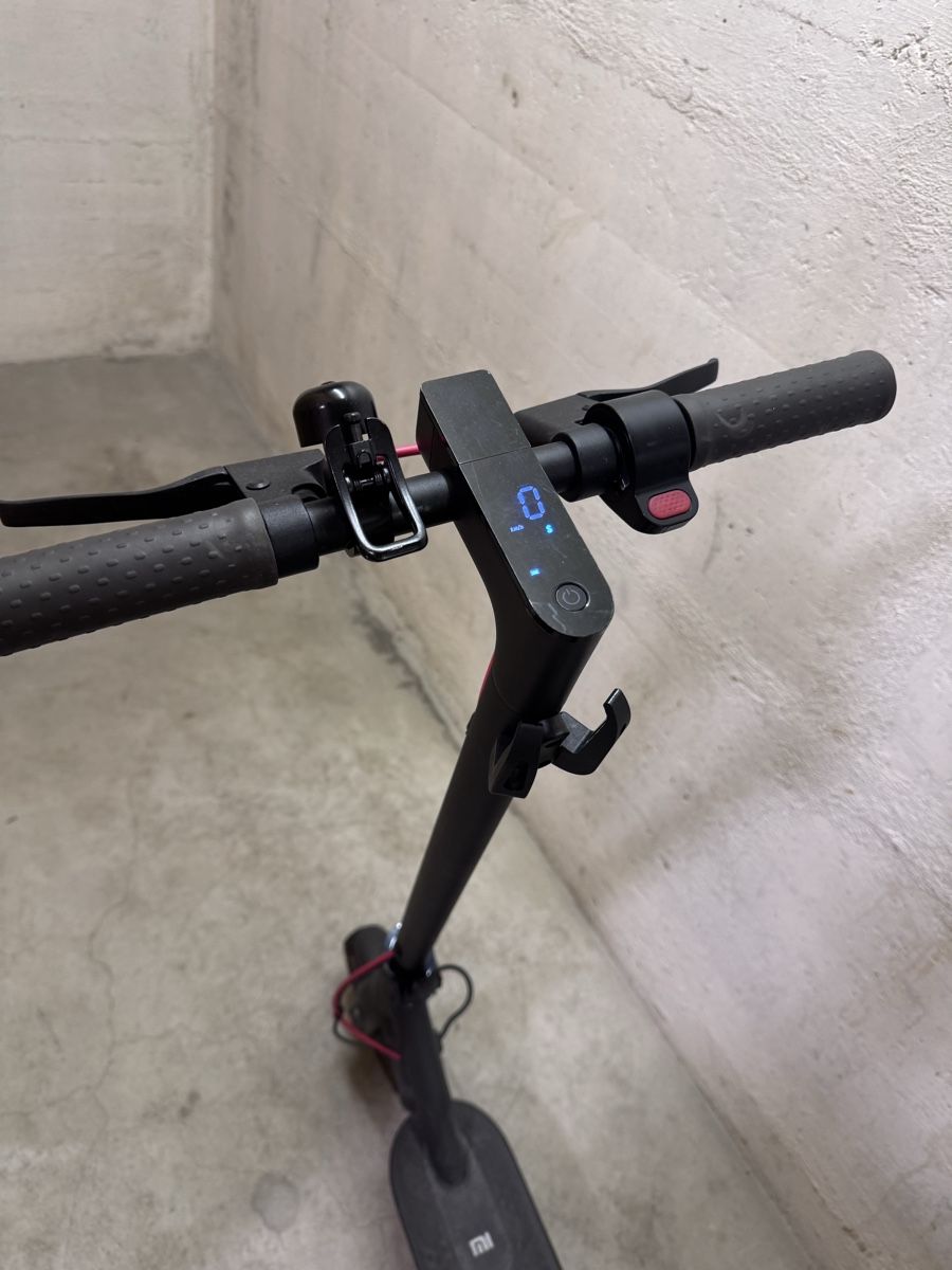 Scooters: Xiaomi Pro2 Elektroroller – D'occasion à Pfäffikon ZH par Lumika 1