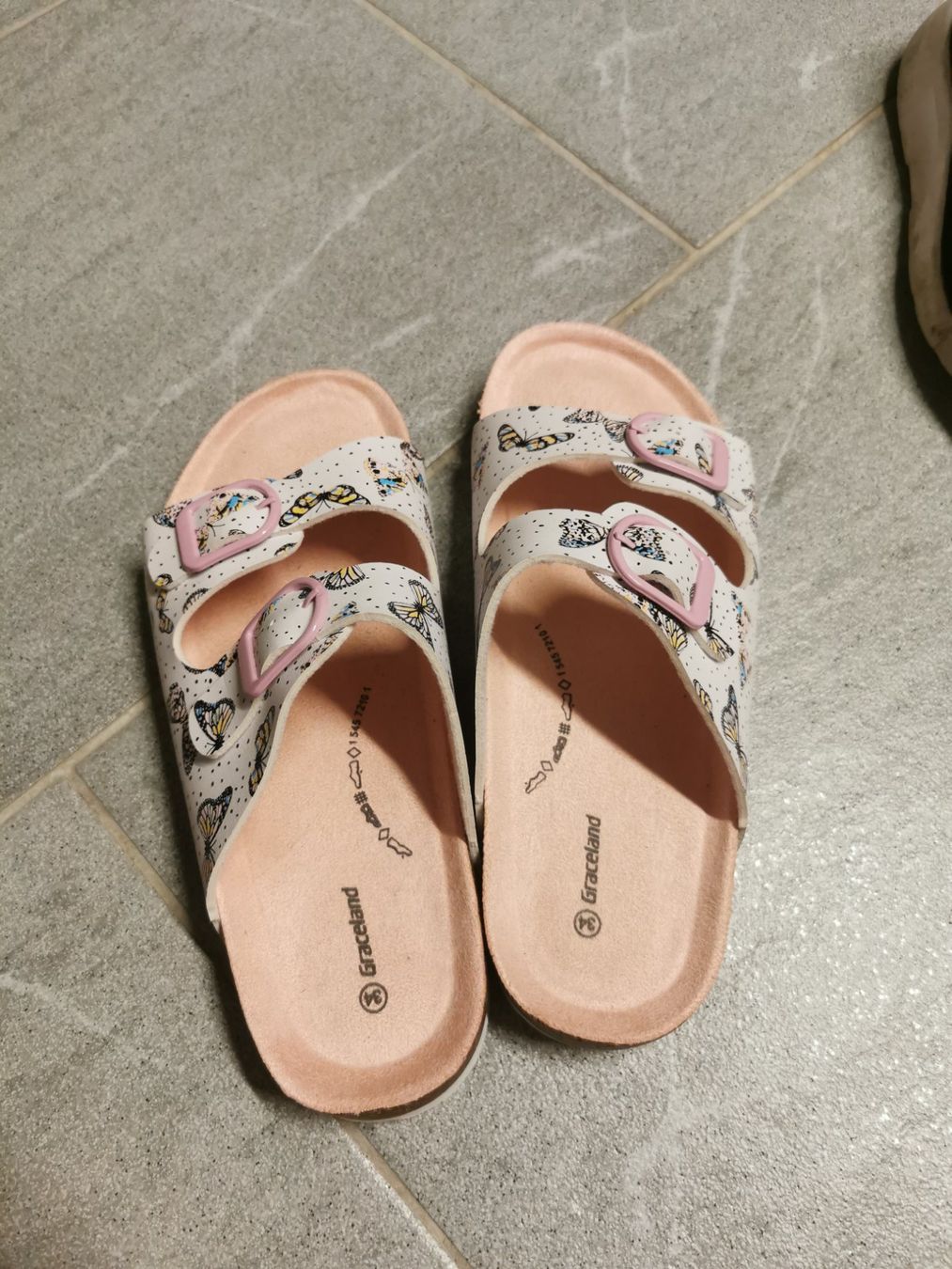 Nike Schuhe für Mädchen: 4 Paar Schuhe Gr. 33/34, teils neu – Gebraucht aus Konolfingen von torina85 4