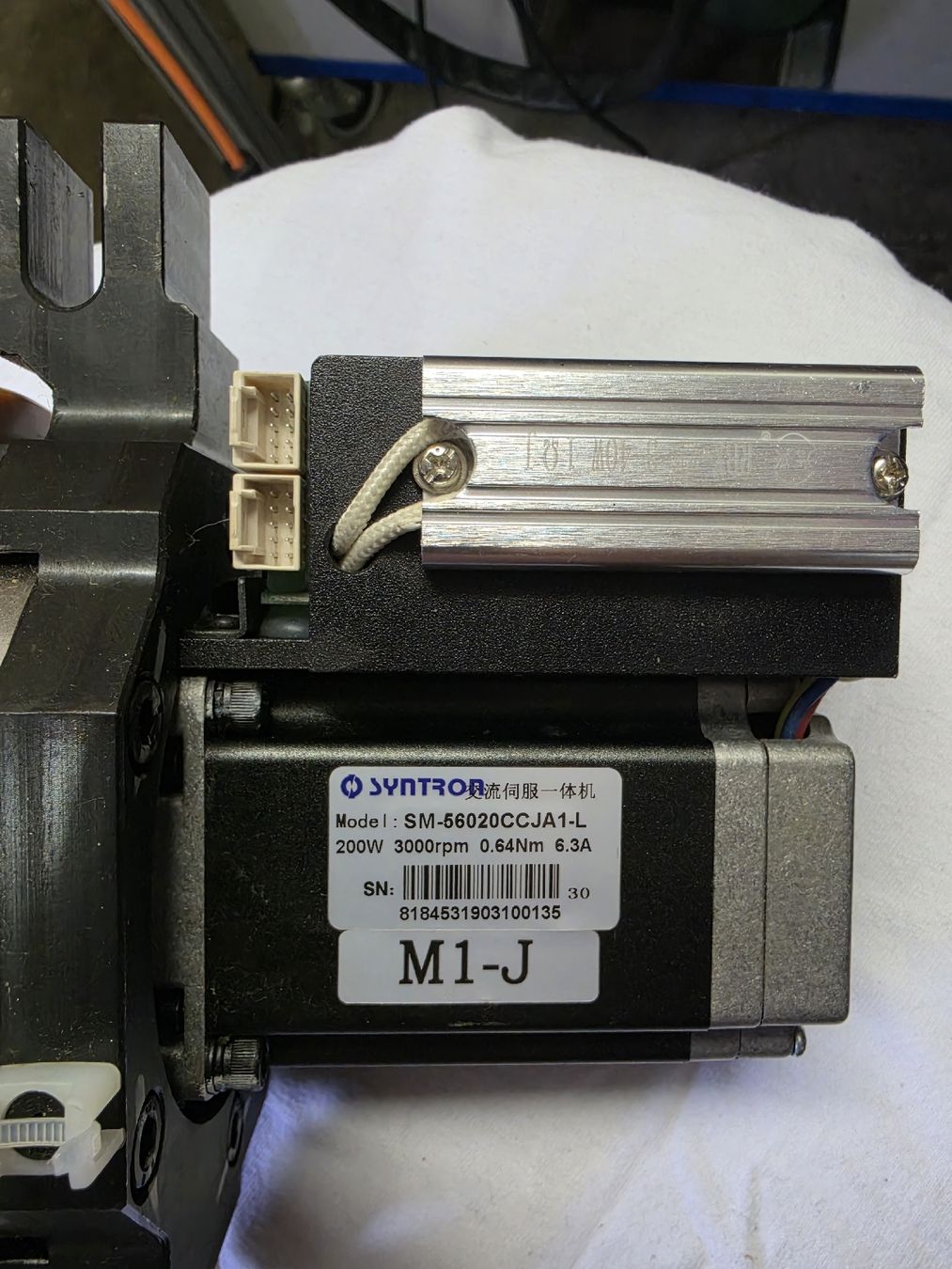 Motoren: 2x SYNTRON Servomotor 200W mit Getriebe & Rad – Gebraucht aus Nussbaumen AG von Martinfal 2