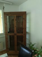 Holzvitrinenschrank mit Glas