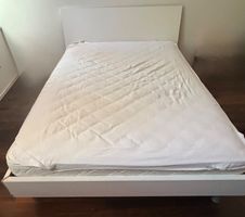 Bett 140x200 mit Matrazze und Nachttisch