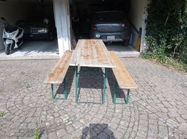 2 x Festtische mit Bänken.