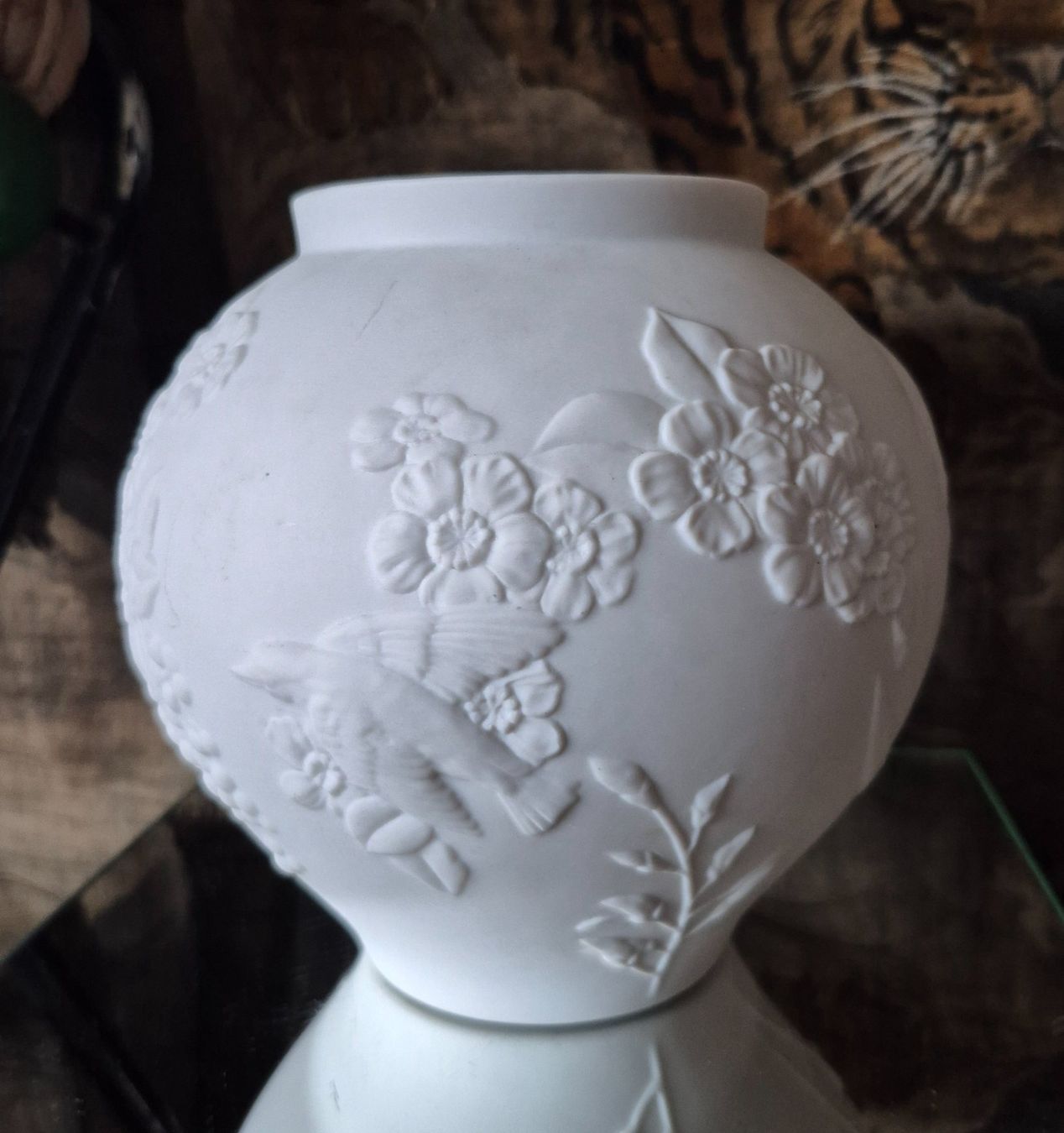 Hutschenreuther Vasen & Gefässe: Dekorative Bauchvase mit Relief – Gebraucht aus Genève von antade