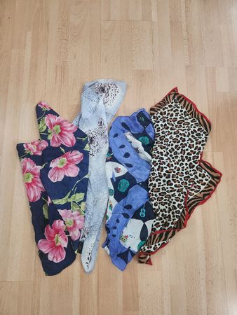 Lot de 4 foulards carrés soie  motifs variés 