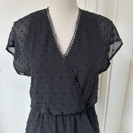 Kurzes Sommerkleidchen mit hübschen Details Gr. 38