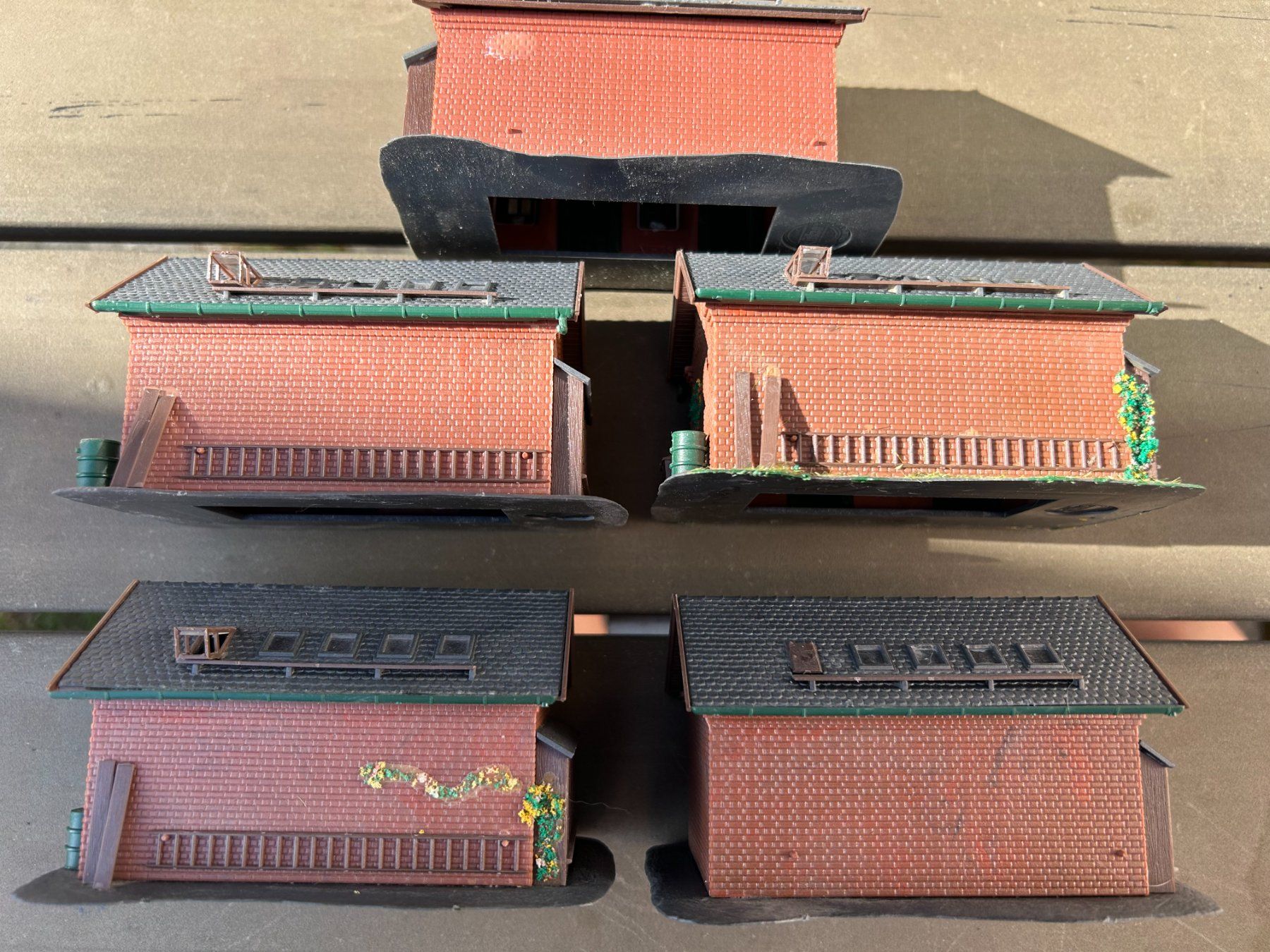 Kibri Modellini di ferrovie: Kibri set de 5 maisons briques rouges H0 – Usato da Villeret venduto da Sonicjojo 3