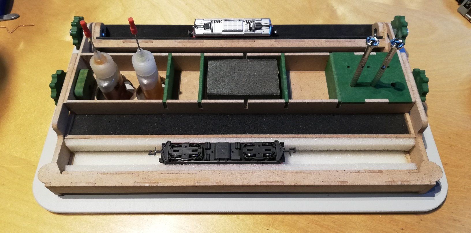 Modellini di ferrovie: Serviceliege für Spur N Modelle – Nuovo e nell'imballaggio originale da Bettlach venduto da Natan3 2
