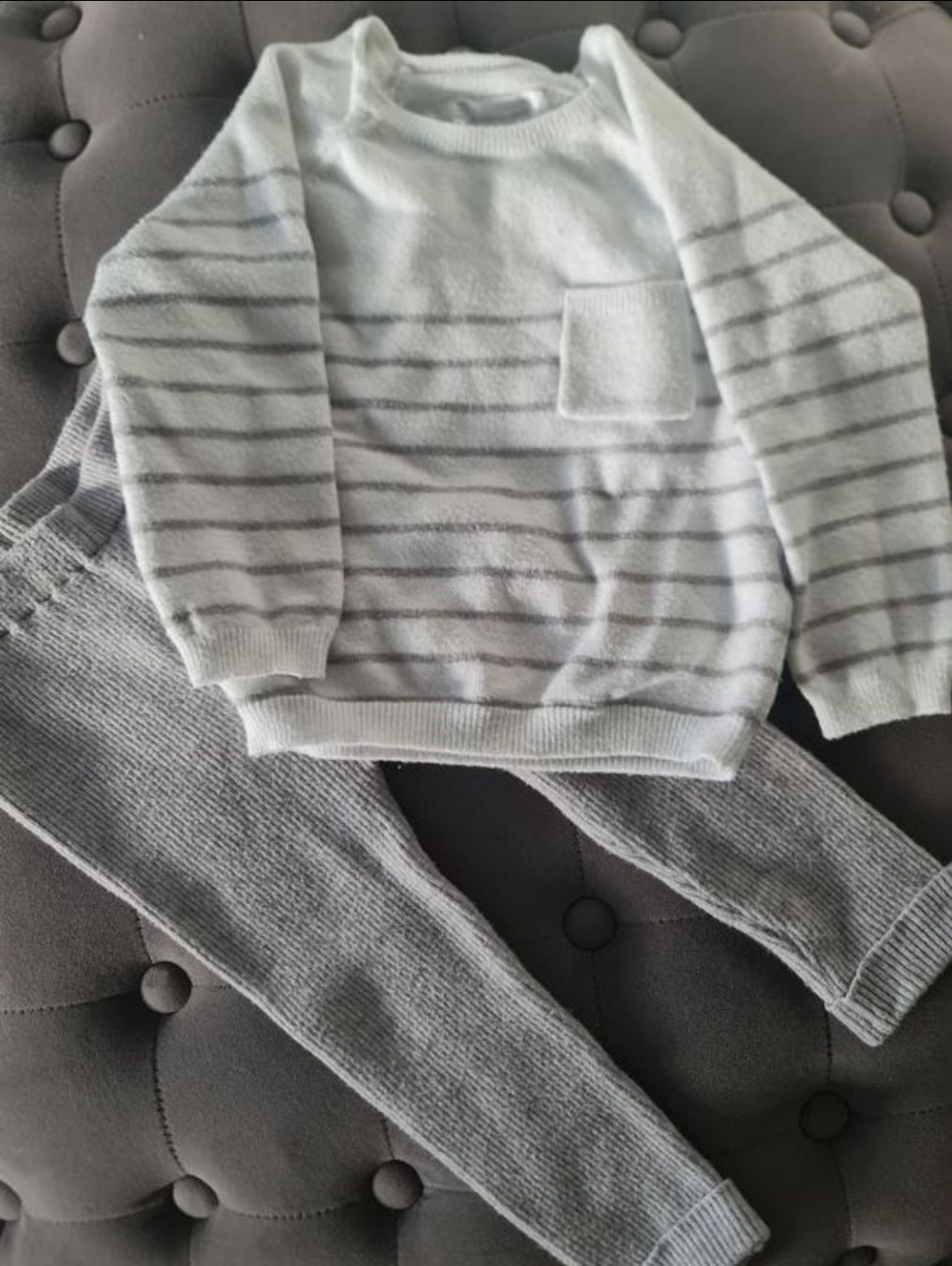 Oshkosh Lotti & Set di vestiti: OshKosh Latzhose Jeans & Pullover Gr. 86 2-tlg – Usato da Noflen BE venduto da vco_hnn7 1