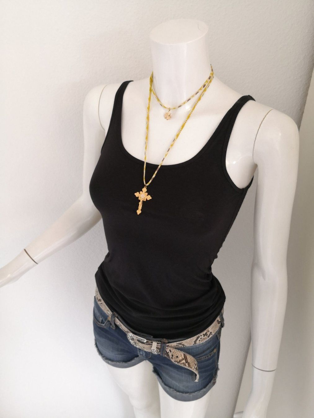 Mango Top: 🤩MANGO BASIC STRETCH TRÄGER TOP SCHWARZ NEU & CHANEL P. – Nuovo (secondo la descrizione) da Olten venduto da Naja-Twins-Twins 2