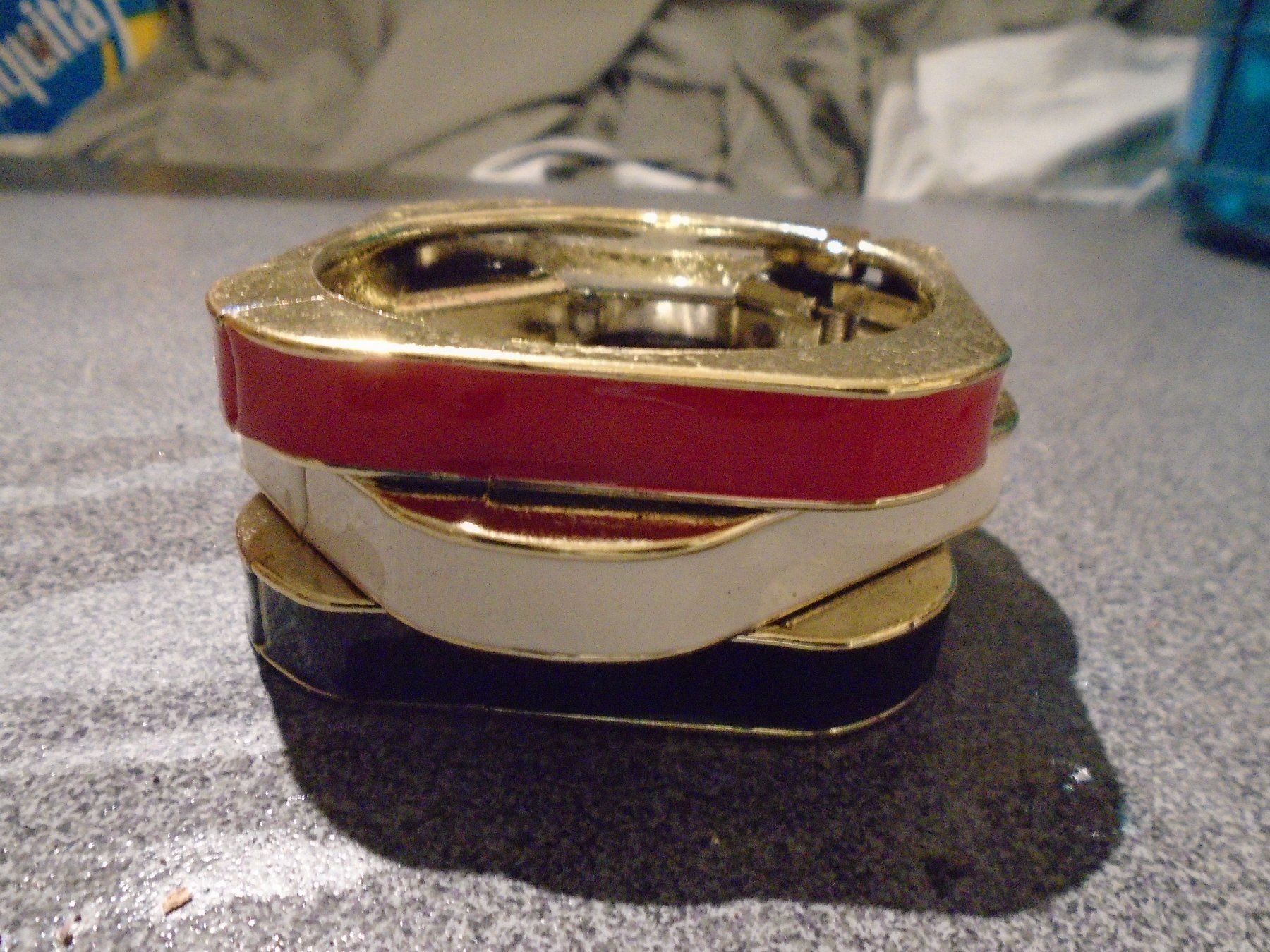 Bracelets: Armreif eckig, rot/weiss/schwarz/goldfarbig – D'occasion à Zürich par abraxas1291