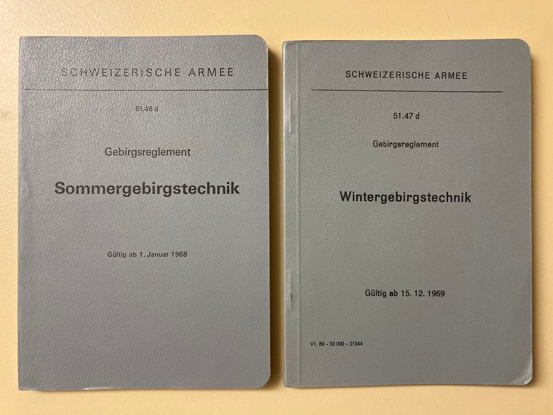 Bücher: 2 Reglemente: Sommer- und Wintergebirgstechnik - CH Armee – Gebraucht aus Brütten von Hst1 1