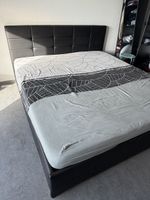 MODERNES SCHWARZES BETT MIT STAURAUM